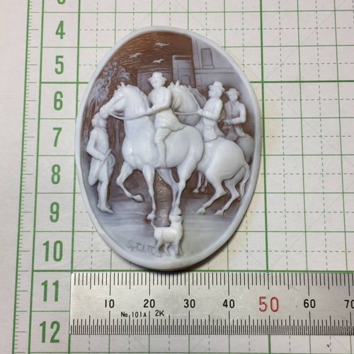 シェルカメオ ルース 約64×48mm 馬に騎乗する紳士を見つめる犬が