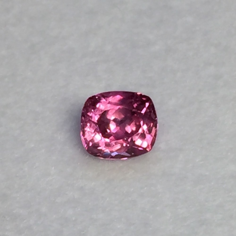 ホットピンク サファイア ルース 0.52ct クッションカット