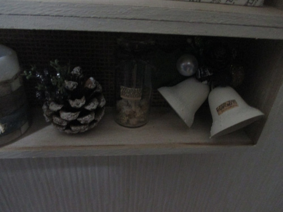 ホワイトな飾り棚のクリスマスナチュラル雑貨達とウエルカムのウッドロゴ　LEDライト 9枚目の画像