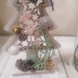クリスマスのウッドツリーとガラス瓶のアレンジ＾＾ブルーアイス　ペッパーベリー 7枚目の画像