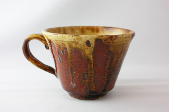 リンゴの蜜を彷彿とさせる個性的な表情【マグカップ　林檎】 1枚目の画像