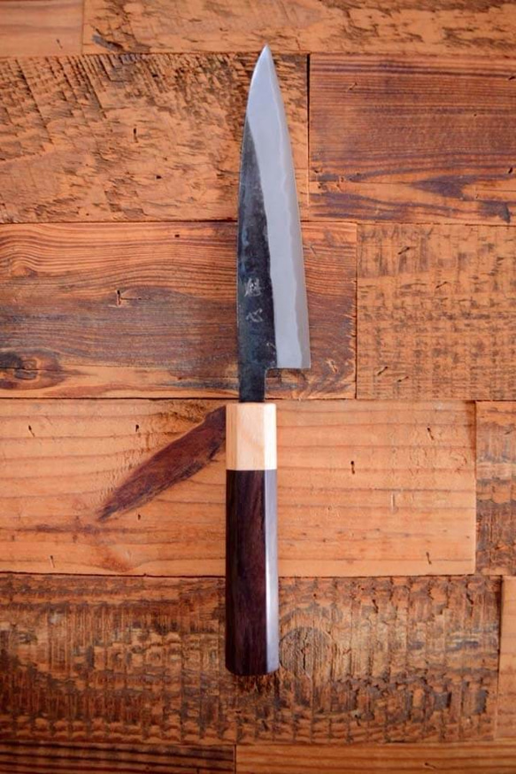 手造り鍛造 昔ながらの黒打ち  ペティナイフ 135mm 包丁　紫檀 (ローズウッド) 八角柄 6枚目の画像