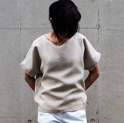 ゆったり肩落ち　赤ステッチ　リネンナチュラルカラー　ブラウス