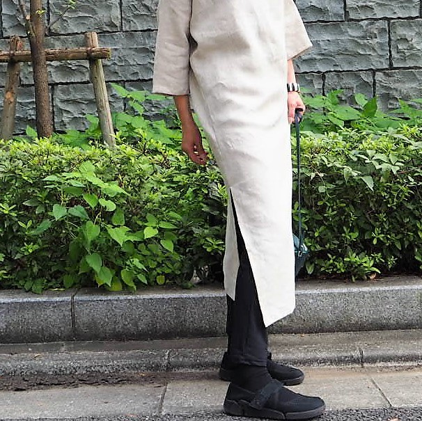 ゆったりリネンスッキリ　7部袖　北欧バードブローチ付き　シンプルワンピース