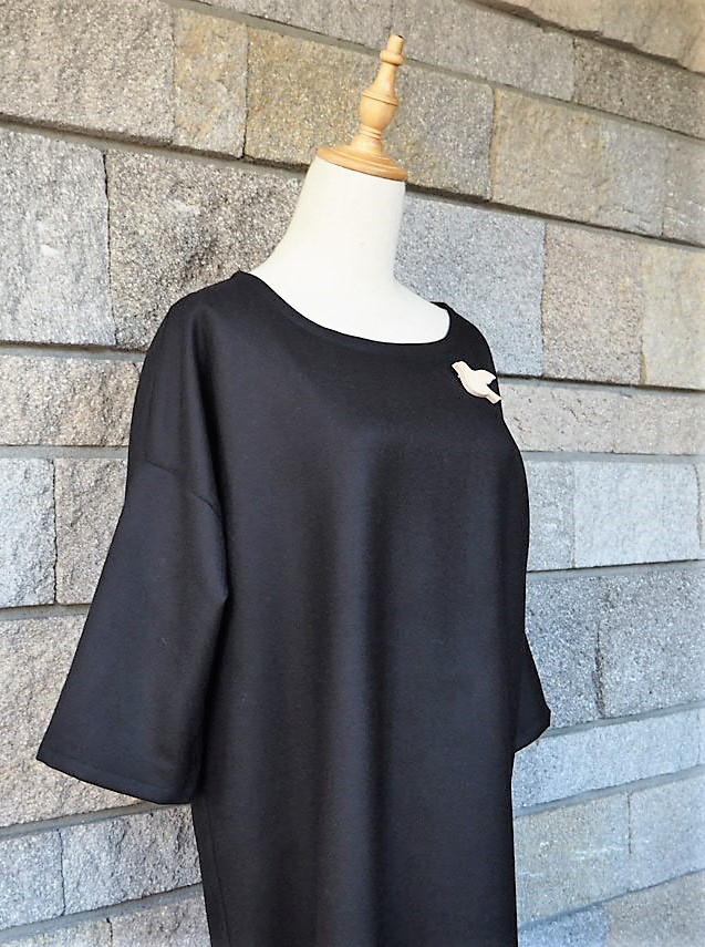 ゆったりサイズ ウールストレッチ　ブラック北欧バードブローチ付き　フリー肩落ちワンピース