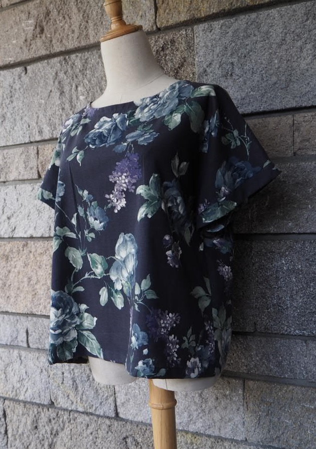 ゆったり肩落ち　ボタニカルフラワーローズ　ネイビー　リネンコットン　ブラウス