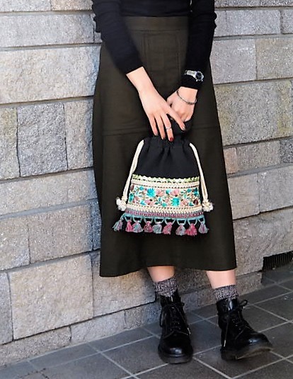 春を彩る　　フランス製タッセル使用グリーンベース　ブレード　巾着バックブールー×ピンク系