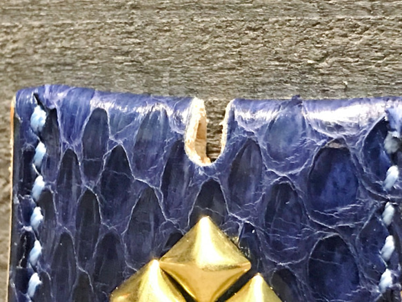 キーカバー コブラ革 スタッズキーカバー 手縫 蛇革 レザークラフト 鍵カバー ハンドメイド 革小物 限定品 新品未使用 5枚目の画像
