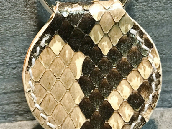 スタッズキーホルダー ヘビ革 手縫い ダイヤモンドパイソン キーリング レザークラフト 革小物 限定品 新品未使用 3枚目の画像