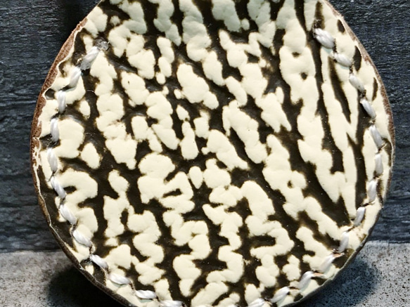 キーホルダー シャークスキン サメ革 サドルレザー キーリング 手縫い レザークラフト 革小物 ハンドメイド 新品未使用 3枚目の画像