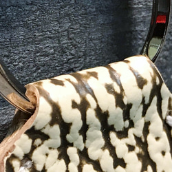 キーホルダー シャークスキン サメ革 サドルレザー キーリング 手縫い レザークラフト 革小物 ハンドメイド 新品未使用 5枚目の画像
