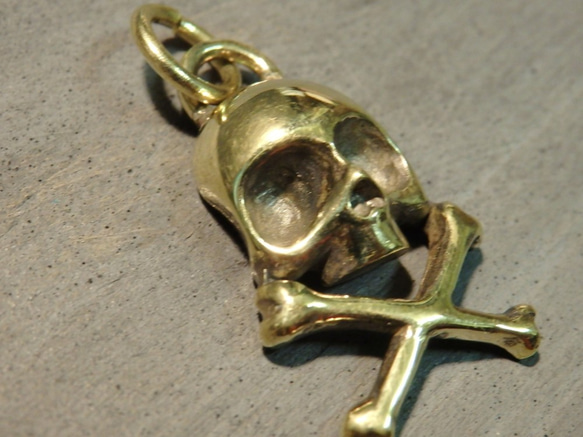 スカルクロスボーン ペンダントトップ 真鍮アクセサリー 髑髏骸骨 ネックレス ハンドメイド スカルネックレス 新品未使用 2枚目の画像