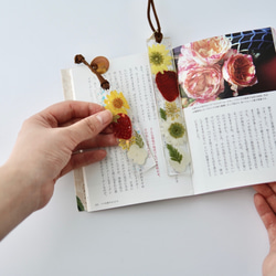 「鮮やかなきらめき」ストロベリーのレジン製ハンドメイド押し花しおり S/Mサイズ 2枚目の画像