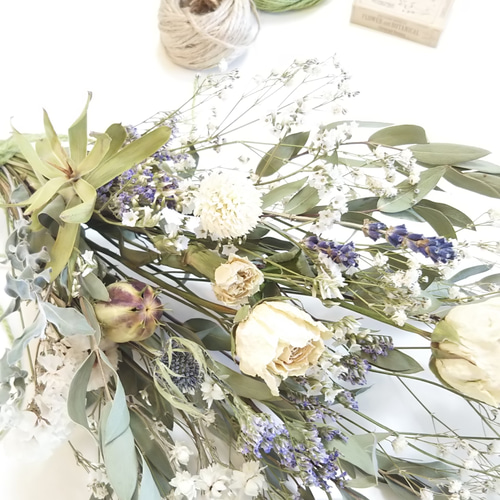 ナチュラル シンプルなホワイト&グリーンのドライフラワー スワッグ約