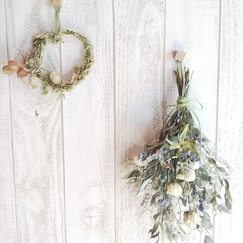 ナチュラル シンプルなホワイト&グリーンのドライフラワー スワッグ約