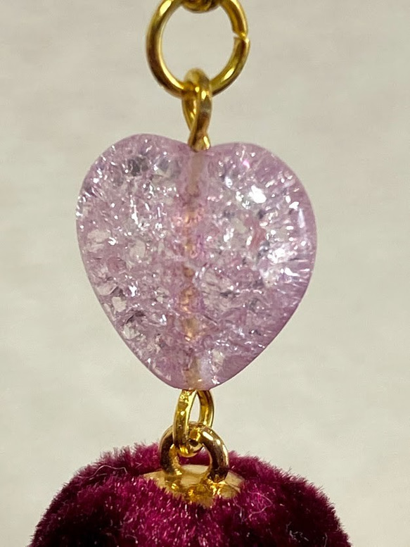 薄紫のハート型爆裂水晶とワインレッドベロアのチャーム 3枚目の画像