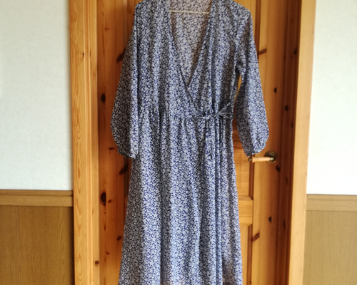 L様オーダー品 ブルー×白い花柄 カシュクールワンピース ワンピース