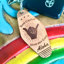 [免費刻名字] Motel key tag mini ≪Chillin&#39; Shaka≫ 手工木鑰匙扣 第4張的照片