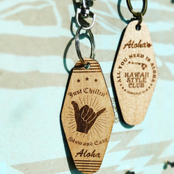 [免費刻名字] Motel key tag mini ≪Chillin&#39; Shaka≫ 手工木鑰匙扣 第2張的照片