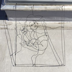 ワイヤーアート ソファに横になる女性 3枚目の画像