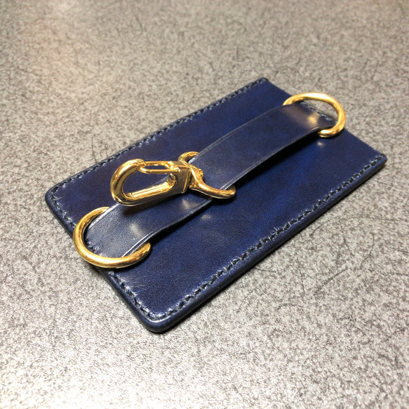 ルガトー2ポケットカードケースパスケース縦型紺ネイビーナスカンDカン金具付き金ゴールド 2枚目の画像