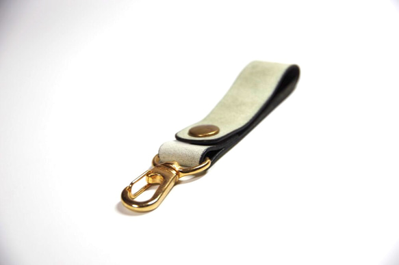 ≪打折belt原始皮帶環鑰匙扣，配以白色皮革染黃銅鈕扣茄子 第1張的照片
