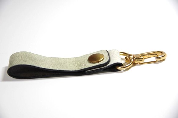 ≪打折belt原始皮帶環鑰匙扣，配以白色皮革染黃銅鈕扣茄子 第4張的照片