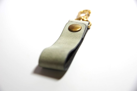 ≪打折belt原始皮帶環鑰匙扣，配以白色皮革染黃銅鈕扣茄子 第5張的照片