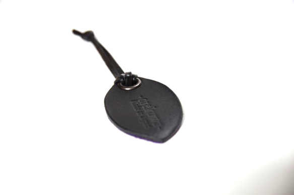 ≪現品処分セール≫プレート型バッグチャームブラックスエード紫パープル 2枚目の画像