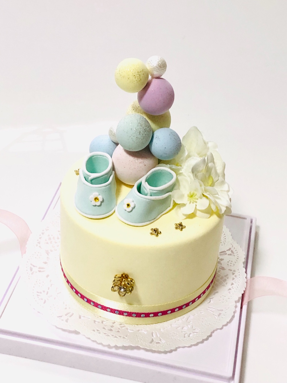 幸せを運ぶベビーシューズ付きクレイケーキ！