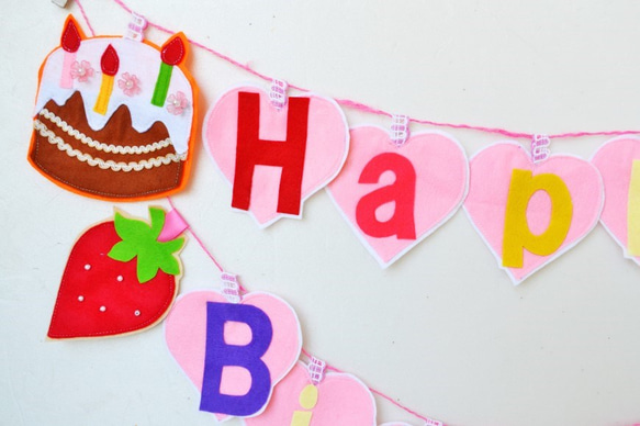 大人気バースデイケーキ＆苺のお誕生日のハートガーランド 2枚目の画像
