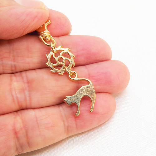 マットゴールドの跳ね猫とちょっとかっこいい歯車の大人可愛い