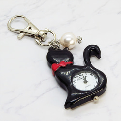 黒猫の懐中時計 大きめスワロフスキーパールのチャーム付き キーホルダー バッグチャーム アナログ時計 2枚目の画像
