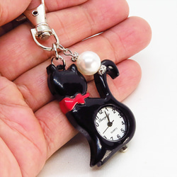 黒猫の懐中時計 大きめスワロフスキーパールのチャーム付き キーホルダー バッグチャーム アナログ時計 3枚目の画像