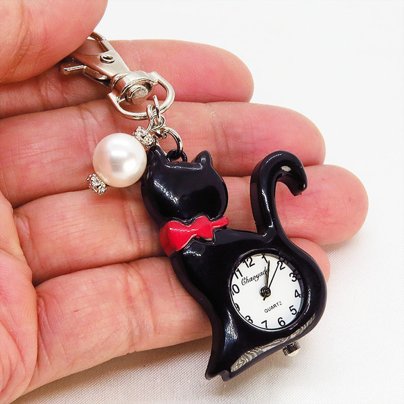 黒猫の懐中時計 大きめスワロフスキーパールのチャーム付き キーホルダー バッグチャーム アナログ時計 7枚目の画像