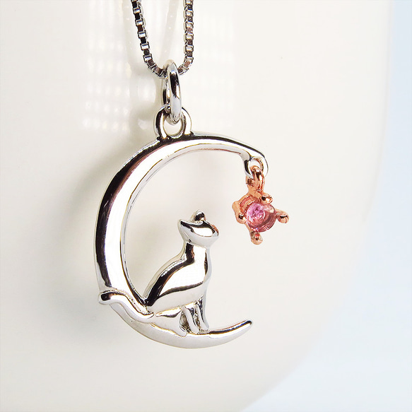 揺れて輝く宝石にじゃれる猫と三日月の大人可愛いネックレス シルバー925 ピンクトルマリン ムーン 9枚目の画像