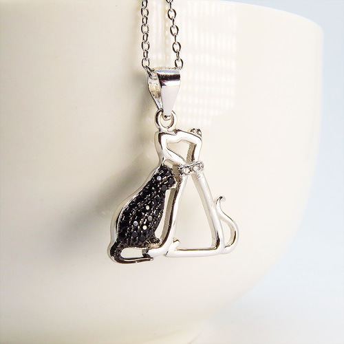 再販」犬と猫が寄り添うペアモチーフのネックレス シルバー925