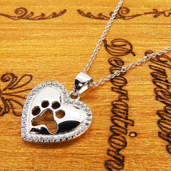 肉球の型抜きがワンポイントのキュービックジルコニアで縁取られたオープンハートネックレス シルバー925 猫好き 犬好き 5枚目の画像