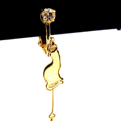 GOLD猫モチーフとぶら下がりの大きめコットンパールのロングイヤリング 5枚目の画像