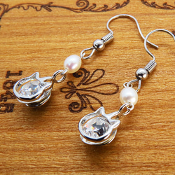 かわいい猫フレームのスワロフスキー・クリスタルと淡水パールを組み合わせた大人可愛いフックピアス 4枚目の画像