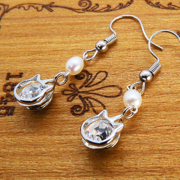 かわいい猫フレームのスワロフスキー・クリスタルと淡水パールを組み合わせた大人可愛いフックピアス 4枚目の画像