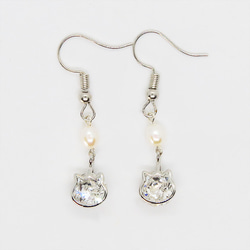 かわいい猫フレームのスワロフスキー・クリスタルと淡水パールを組み合わせた大人可愛いフックピアス 2枚目の画像