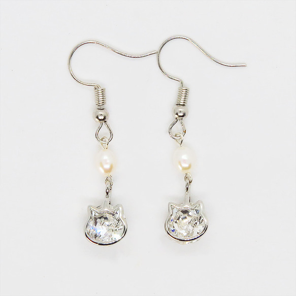 かわいい猫フレームのスワロフスキー・クリスタルと淡水パールを組み合わせた大人可愛いフックピアス 2枚目の画像