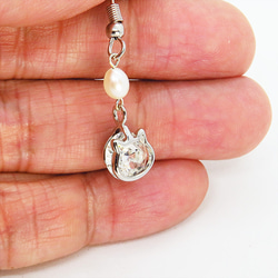 かわいい猫フレームのスワロフスキー・クリスタルと淡水パールを組み合わせた大人可愛いフックピアス 3枚目の画像