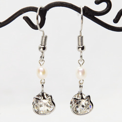 かわいい猫フレームのスワロフスキー・クリスタルと淡水パールを組み合わせた大人可愛いフックピアス 5枚目の画像