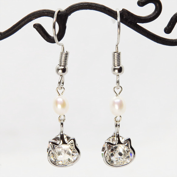 かわいい猫フレームのスワロフスキー・クリスタルと淡水パールを組み合わせた大人可愛いフックピアス 5枚目の画像