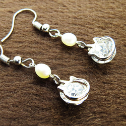 かわいい猫フレームのスワロフスキー・クリスタルと淡水パールを組み合わせた大人可愛いフックピアス 6枚目の画像