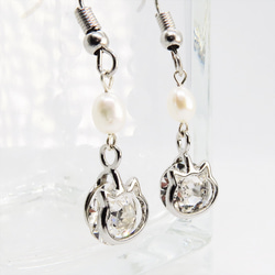 かわいい猫フレームのスワロフスキー・クリスタルと淡水パールを組み合わせた大人可愛いフックピアス 1枚目の画像