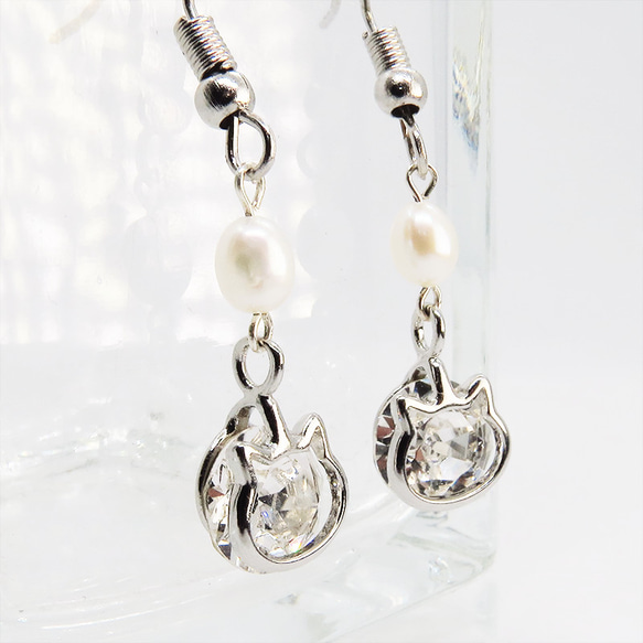 かわいい猫フレームのスワロフスキー・クリスタルと淡水パールを組み合わせた大人可愛いフックピアス 1枚目の画像