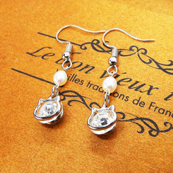 かわいい猫フレームのスワロフスキー・クリスタルと淡水パールを組み合わせた大人可愛いフックピアス 9枚目の画像